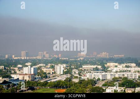 Miami Beach Floride, Everglades fumée feu de forêt, réchauffement climatique, vue aérienne paysage urbain skyline, appartements résidentiels condominiums hou Banque D'Images