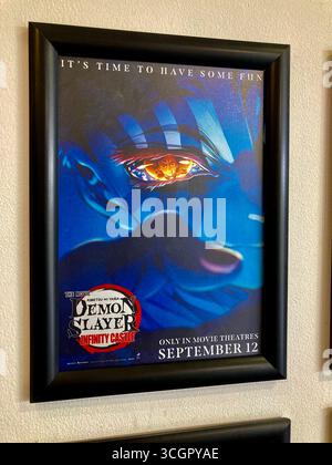 Version anglaise de Demon Slayer (Kimetsu no yaiba) , son affiche de cinéma dans une chaîne de cinéma britannique , avec Tanjiro dans la vue d'Akaza Banque D'Images
