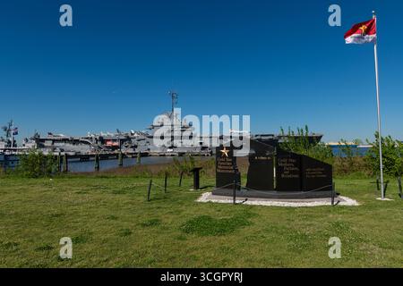 Charleston, Caroline du Sud, États-Unis – 29 mars 2024. Le Gold Star Families Memorial Monument honorant le sacrifice militaire se dresse devant l'historique USS Banque D'Images