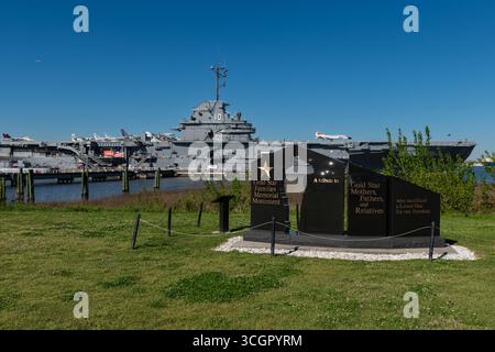 Charleston, Caroline du Sud, États-Unis – 29 mars 2024. Le Gold Star Families Memorial Monument honorant le sacrifice militaire se dresse devant l'historique USS Banque D'Images