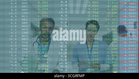 Analyse équipe médicale examiner la superposition de données financières dans le couloir de l'hôpital, avec stéthoscopes Banque D'Images