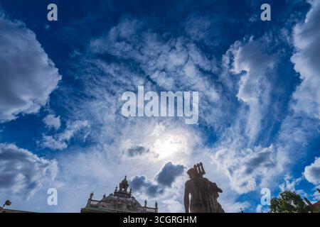 Blau-Weißer Himmel über München, letzte Sommertage bevor der Herbst kommt, 29. Août 2025 Deutschland, München, 29. Août 2025, Himmel über München, Justizpalst und der Neptunbrunnen im Alten Botanischen Garten ragen in den Sommerhimmel, sonne und Wolken zaubern eine bayerisch blauweiße Mischung, die schon zwei Stunden später in Regen mündet, dramatische Lichtstimmung, Gegenlicht, letzte Sommertage, bevor der Herbst Summer kommt, sonne, Temperren bis 20 Grad, Munich, 20 Grad, Allemagne, 29 août 2025, Munich,, Avr, Avr, Avon, Avr, Avr, Avr, Avr, Avr, Avr, Avancé d'été, Munich, Avr, Avr, Avenstenstadt, Av. Banque D'Images