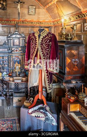 Manteau du Lord Mayor of London Coachman circa 1877 exposé à l'intérieur du manoir Snowshill, Snowshill, Gloucestershire, Royaume-Uni le 25 août 2025 Banque D'Images