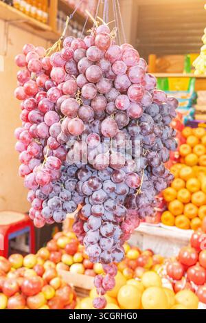 Stand de produits frais avec une variété de fruits et de produits emballés sur Street Market Banque D'Images
