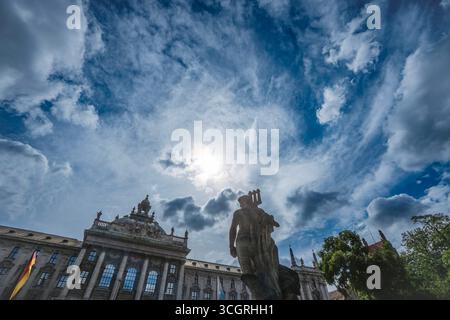 Blau-Weißer Himmel über München, letzte Sommertage bevor der Herbst kommt, 29. Août 2025 Deutschland, München, 29. Août 2025, Himmel über München, Justizpalst und der Neptunbrunnen im Alten Botanischen Garten ragen in den Sommerhimmel, sonne und Wolken zaubern eine bayerisch blauweiße Mischung, die schon zwei Stunden später in Regen mündet, dramatische Lichtstimmung, Gegenlicht, letzte Sommertage, bevor der Herbst Summer kommt, sonne, Temperren bis 20 Grad, Munich, 20 Grad, Allemagne, 29 août 2025, Munich,, Avr, Avr, Avon, Avr, Avr, Avr, Avr, Avr, Avr, Avancé d'été, Munich, Avr, Avr, Avenstenstadt, Av. Banque D'Images