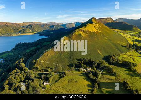 Vue aérienne de Cat Bells et Derwent Water dans la lumière dorée du soir, Lake District Banque D'Images
