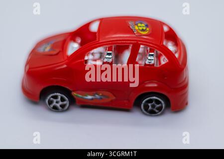 Mini voiture rouge sur la table Banque D'Images