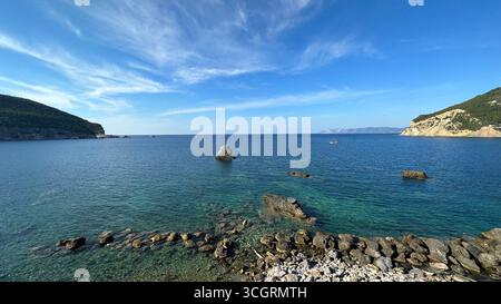 Vue panoramique d'une baie isolée avec de l'eau turquoise et rivage rocheux sur l'île de Skopelos, Sporades, Grèce. Banque D'Images