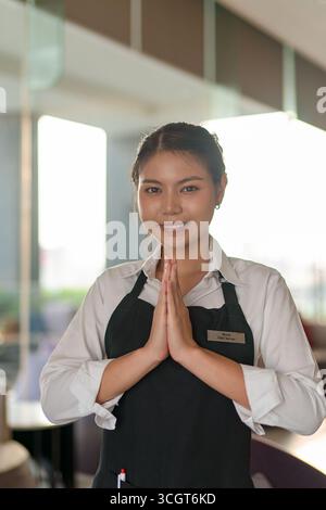 Bangkok, Thaïlande - 15 octobre 2024 : portrait intérieur d'une jeune travailleuse locale au bar Sky Terrace Lobby du Mercure Bangkok Siam Banque D'Images