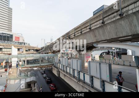 Bangkok, Thaïlande - 15 octobre 2024 : le Skytrain BTS se situe au-dessus du Skywalk OneSiam à Bangkok Banque D'Images