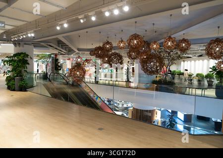 Bangkok, Thaïlande - 15 octobre 2024 : photo intérieure de Siam Discovery, un centre commercial moderne à Bangkok, Thaïlande. Banque D'Images