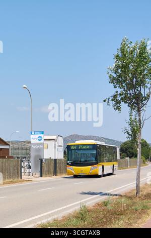 Viladecans. Barcelone - 29 août 2025 : le service de transport public relie les zones d'étude et de loisirs, telles que le campus d'Agropolis et la plage, wi Banque D'Images
