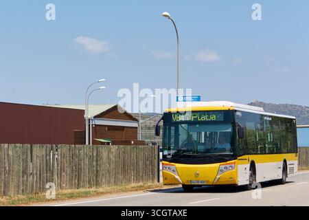 Viladecans. Barcelone - 29 août 2025 : un bus de passagers sur son itinéraire, un exemple de la vie quotidienne et des infrastructures de service public à Barcelone sont Banque D'Images