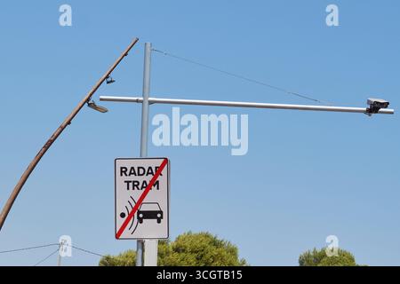 Gros plan d'une caméra de contrôle de vitesse moyenne et d'un panneau radar Tram en Espagne. Cette technologie est utilisée pour appliquer les limites de vitesse sur une distance définie sur le R. Banque D'Images