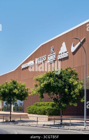 Viladecans. Barcelone - 29 août 2025 : une vue en angle de l'architecture du magasin montre la concentration des géants de la mode et du sport en un seul Banque D'Images