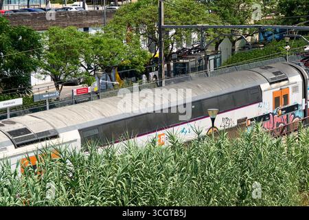 Viladecans. Barcelone - 29 août 2025 : un train de banlieue Rodalies s'est arrêté à la gare, avec le panneau 'Viladecans' clairement visible sur le quai. Banque D'Images