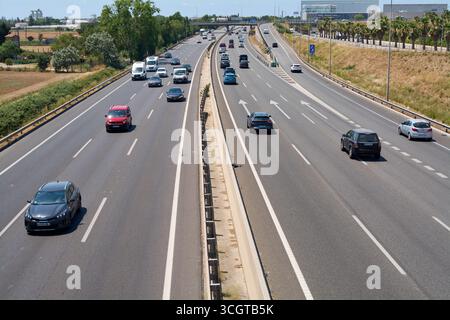Viladecans. Barcelone - 29 août 2025 : plusieurs voies de circulation mettant en valeur la mobilité et le réseau de transport routier aux abords de la Catalogne Banque D'Images