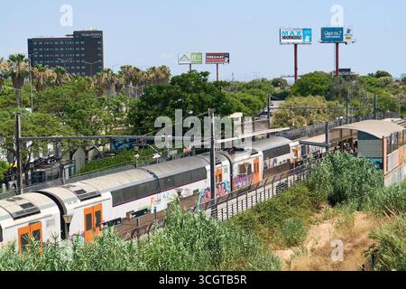 Viladecans. Barcelone - 29 août 2025 : le train couvert de graffitis fait partie du paysage quotidien de la gare de Viladecans, un point clé du metropoli Banque D'Images