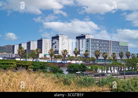 Viladecans. Barcelone - 29 août 2025 : L'hôtel B B à côté d'une rangée d'immeubles de bureaux dans le parc d'activités de Viladecans, un centre d'activité économique. Banque D'Images