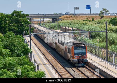 Viladecans. Barcelone - 29 août 2025 : une vue panoramique sur la gare de Viladecans, où un train Rodalies est arrêté à côté d'un environnement verdoyant et verdoyant et bel Banque D'Images
