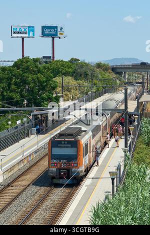 Viladecans. Barcelone - 29 août 2025 : la routine de voyage quotidienne capturée dans une image verticale, avec les navetteurs sur le quai de la gare de Viladecans comme t Banque D'Images