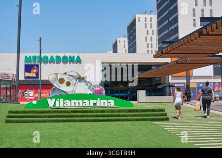 Viladecans. Barcelone - 29 août 2025 : L'entrée principale du centre commercial Vilamarina, avec le supermarché Mercadona et People Walking A. Banque D'Images