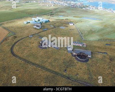 Batterie Ness, près de Stromness, Orcades : un poste d'artillerie côtier de la seconde Guerre mondiale avec des canons de six pouces, des huttes en bois intactes et un rare mess orné de fresques. Banque D'Images