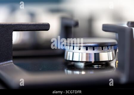 Macro brûleur à gaz. Détail flamme. Surface de cuisine moderne. Banque D'Images