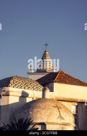 Cádiz, l'ancienne ville portuaire d'Espagne, allie plages dorées, riche histoire et culture andalouse dynamique dans un joyau côtier baigné de soleil. Banque D'Images