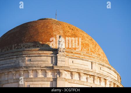 Cádiz, l'ancienne ville portuaire d'Espagne, allie plages dorées, riche histoire et culture andalouse dynamique dans un joyau côtier baigné de soleil. Banque D'Images