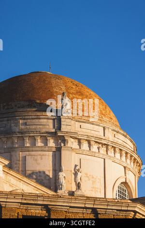 Cádiz, l'ancienne ville portuaire d'Espagne, allie plages dorées, riche histoire et culture andalouse dynamique dans un joyau côtier baigné de soleil. Banque D'Images