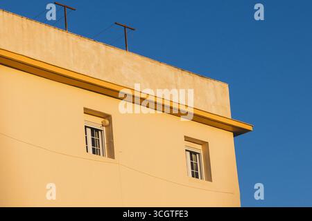 Cádiz, l'ancienne ville portuaire d'Espagne, allie plages dorées, riche histoire et culture andalouse dynamique dans un joyau côtier baigné de soleil. Banque D'Images