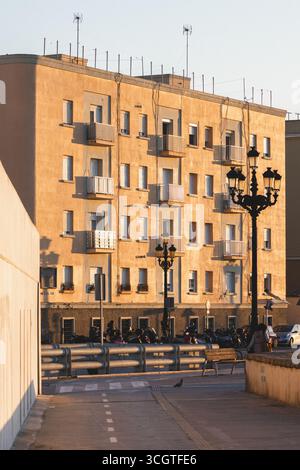 Cádiz, l'ancienne ville portuaire d'Espagne, allie plages dorées, riche histoire et culture andalouse dynamique dans un joyau côtier baigné de soleil. Banque D'Images