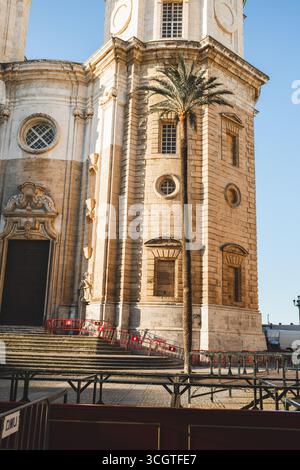 Cádiz, l'ancienne ville portuaire d'Espagne, allie plages dorées, riche histoire et culture andalouse dynamique dans un joyau côtier baigné de soleil. Banque D'Images