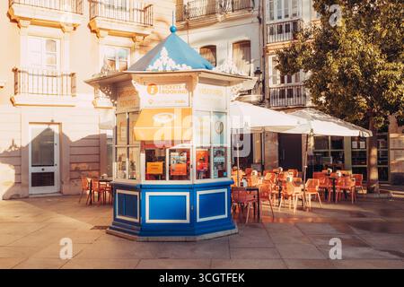 Cádiz, l'ancienne ville portuaire d'Espagne, allie plages dorées, riche histoire et culture andalouse dynamique dans un joyau côtier baigné de soleil. Banque D'Images