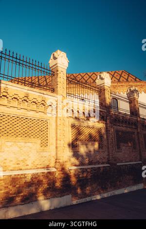 Cádiz, l'ancienne ville portuaire d'Espagne, allie plages dorées, riche histoire et culture andalouse dynamique dans un joyau côtier baigné de soleil. Banque D'Images