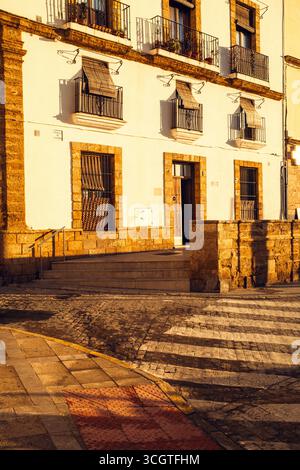 Cádiz, l'ancienne ville portuaire d'Espagne, allie plages dorées, riche histoire et culture andalouse dynamique dans un joyau côtier baigné de soleil. Banque D'Images