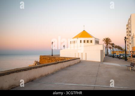 Cádiz, l'ancienne ville portuaire d'Espagne, allie plages dorées, riche histoire et culture andalouse dynamique dans un joyau côtier baigné de soleil. Banque D'Images