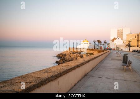 Cádiz, l'ancienne ville portuaire d'Espagne, allie plages dorées, riche histoire et culture andalouse dynamique dans un joyau côtier baigné de soleil. Banque D'Images