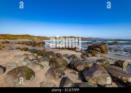 Le paysage côtier serein de Cachagua, Chili, avec de grands rochers sur le sable et l'océan Pacifique. Banque D'Images