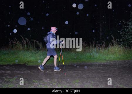 2025 coureurs UTMB à notre-Dame de la gorge, les Contamines-Montjoie, France. Problèmes météorologiques pour toutes les remorques en début de nuit. Crédit : Pierre Galan/Alamy Live News Banque D'Images