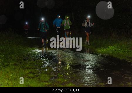 2025 coureurs UTMB à notre-Dame de la gorge, les Contamines-Montjoie, France. Problèmes météorologiques pour toutes les remorques en début de nuit. Crédit : Pierre Galan/Alamy Live News Banque D'Images