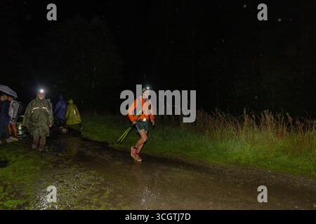 2025 coureurs UTMB à notre-Dame de la gorge, les Contamines-Montjoie, France. Problèmes météorologiques pour toutes les remorques en début de nuit. Crédit : Pierre Galan/Alamy Live News Banque D'Images