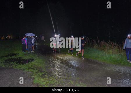 2025 coureurs UTMB à notre-Dame de la gorge, les Contamines-Montjoie, France. Problèmes météorologiques pour toutes les remorques en début de nuit. Crédit : Pierre Galan/Alamy Live News Banque D'Images