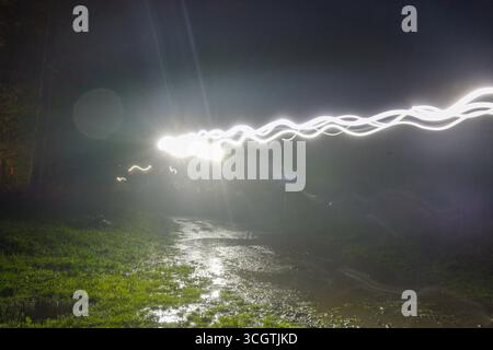 2025 coureurs UTMB à notre-Dame de la gorge, les Contamines-Montjoie, France. Problèmes météorologiques pour toutes les remorques en début de nuit. Crédit : Pierre Galan/Alamy Live News Banque D'Images