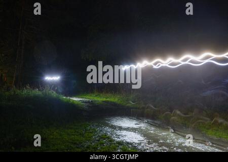 2025 coureurs UTMB à notre-Dame de la gorge, les Contamines-Montjoie, France. Problèmes météorologiques pour toutes les remorques en début de nuit. Crédit : Pierre Galan/Alamy Live News Banque D'Images