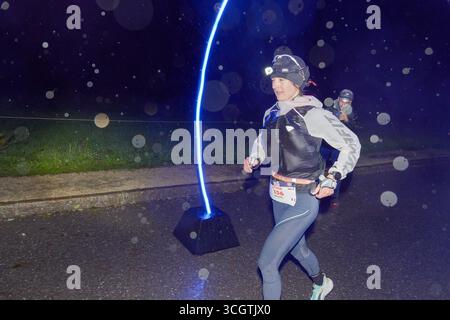 2025 coureurs UTMB à notre-Dame de la gorge, les Contamines-Montjoie, France. Problèmes météorologiques pour toutes les remorques en début de nuit. Crédit : Pierre Galan/Alamy Live News Banque D'Images