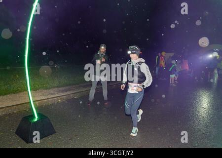 2025 coureurs UTMB à notre-Dame de la gorge, les Contamines-Montjoie, France. Problèmes météorologiques pour toutes les remorques en début de nuit. Crédit : Pierre Galan/Alamy Live News Banque D'Images