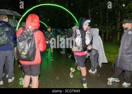 2025 coureurs UTMB à notre-Dame de la gorge, les Contamines-Montjoie, France. Problèmes météorologiques pour toutes les remorques en début de nuit. Crédit : Pierre Galan/Alamy Live News Banque D'Images