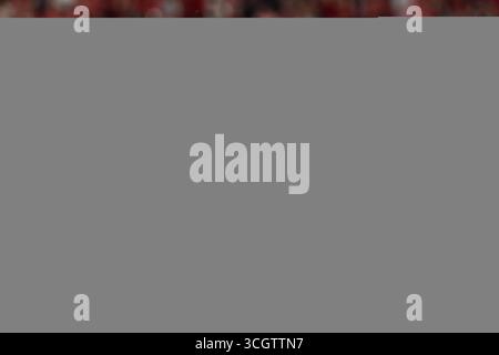 28 août 2025, Kansas City, Missouri, États-Unis d'Amérique : 28 août 2025 : le quarterback des Bearcats de Cincinnati Brendan Sorsby 2 plonge pour un touchdown pendant la seconde moitié d'un match de football de la NCAA, College League, États-Unis contre les Cornhuskers du Nebraska au GEHA Field au stade Arrowhead de Kansas City, Missouri. /CSM Kansas City Etats-Unis d'Amérique - ZUMAc04  20250828 zma c04 136 Copyright : xDavidxSmithx Banque D'Images
